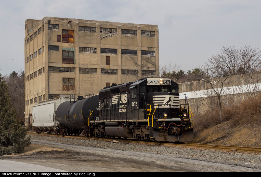 NS 3472 leads a short train eastbound through the Lehigh Heidelberg cement complex at Nazareth